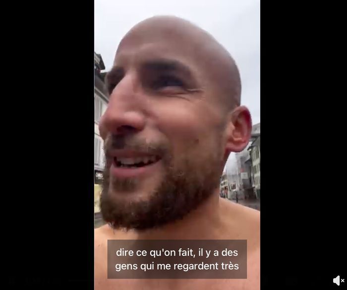 Torse nu dans la rue